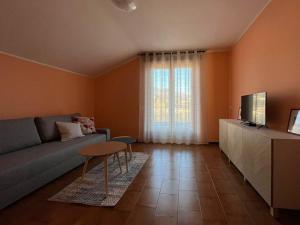un soggiorno con divano e tavolo di Appartamento Ai Rododendri a Pray