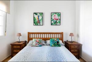 タリファにあるApartamento La Tortuga II Beachのベッドルーム1室(ベッド1台、ナイトスタンド2台、ランプ2つ付)