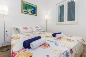 ein Bett mit Handtüchern darauf in einem Schlafzimmer in der Unterkunft Riva 2 in Krapanj