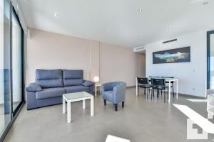 ein Wohnzimmer mit einem Sofa, Stühlen und einem Tisch in der Unterkunft Apartamento Bernia al Mar 8B - Grupo Turis in Calpe