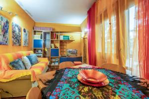 a living room with a table with a hat on it at Mestre da Luca Apartment con posto auto! in Mestre