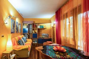 ein Wohnzimmer mit einem Sofa und einem Tisch in der Unterkunft Mestre da Luca Apartment con posto auto! in Mestre