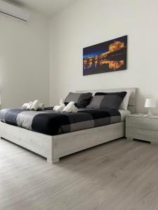 1 dormitorio con 1 cama grande en una habitación en Palmira's Rome Sweet Home en Roma