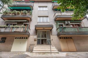 ein Apartmenthaus mit Treppen und Pflanzen auf den Balkonen in der Unterkunft Mestre da Luca Apartment con posto auto! in Mestre
