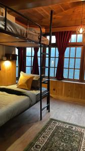 Letto o letti in una camera di Trippers hostel
