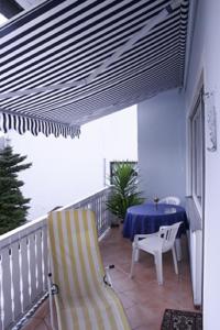 een balkon met een tafel en een tafel en stoelen bij Pension Merbald in Beilngries