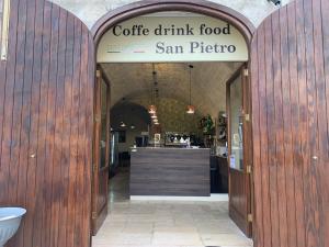 ein Restaurant mit einem Schild, das Kaffee trinkt, San Pierogi in der Unterkunft B&B 62 Marinai in Bari