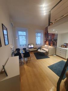 una sala de estar con un sofá y una mesa en Petőfi apartment with Air condition, en Budapest
