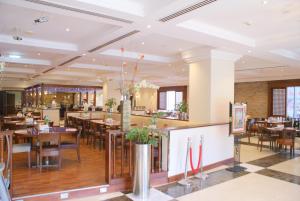 En restaurant eller et spisested på Star Metro Deira Hotel Apartments