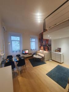 una sala de estar con un sofá y una mesa en Petőfi apartment with Air condition, en Budapest 10 fotos más