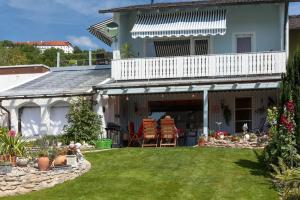 ein Haus mit einer Terrasse und einem Hof in der Unterkunft Pension Merbald in Beilngries