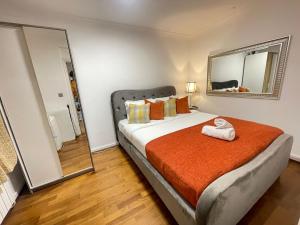 ein Schlafzimmer mit einem großen Bett und einem Spiegel in der Unterkunft The Sherborne Residence in London