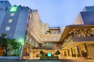 ジョグジャカルタにあるMalyabhara Hotelの商店街の一団