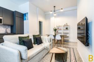 - un salon avec un canapé et une table dans l'établissement BePlace Apartments in Fiera, à Milan