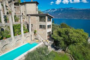 ガルニャーノにあるLemon Garden Retreatのプール付きの家の航空写真