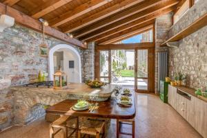 ガルニャーノにあるLemon Garden Retreatの石壁のキッチン(テーブル付)