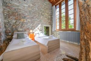 ガルニャーノにあるLemon Garden Retreatの石壁のドミトリールーム ベッド2台 +52枚の写真