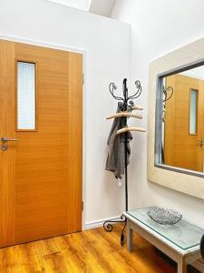 Habitación con puerta, mesa y espejo en 2 Bedroom Apartment in Central Location, en Bangor
