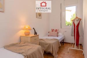 um quarto com 2 camas, uma janela e um candeeiro em Apartment Cala dels Pots em Palamós