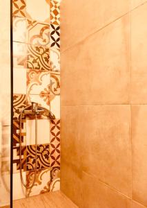 um chuveiro na casa de banho com uma parede de azulejos em Olympian Zeus apartments em Atenas
