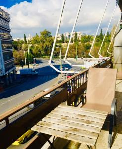 Olympian Zeus apartments في أثينا: رصيف مع مقاعد خشبية على متن قارب