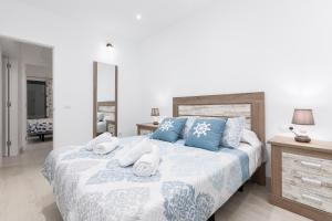 Un dormitorio con una cama grande con toallas. en Home2Book Charming Piedra Playa, Terrace, en Cotillo