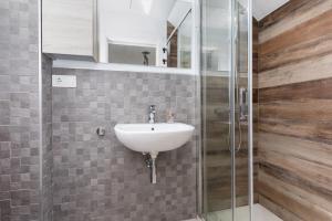 Un baño con lavabo y ducha de cristal. en Home2Book Charming Piedra Playa, Terrace, en Cotillo 30 fotos más