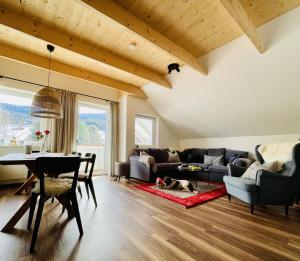 A seating area at Larix Apartment
