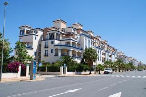 un gran edificio blanco al lado de una calle en Marina II apartment, en Huelva