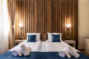 A bed or beds in a room at Beluga Guest House