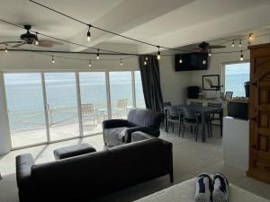 a living room with a view of the ocean at Jardin Del Mar in Puerto Pe&ntilde;asco