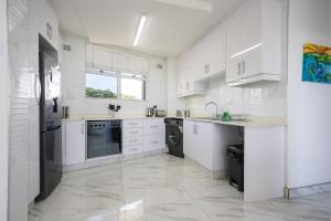 Kuchyň nebo kuchyňský kout v ubytování 24 Sea Lodge - Sea Viewing Apartment