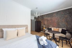 布拉格的住宿－水晶公寓，卧室配有一张床和一张桌子及椅子
