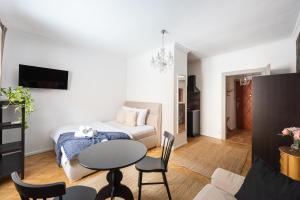 een woonkamer met een bank en een tafel bij Crystal Apartment in Praag