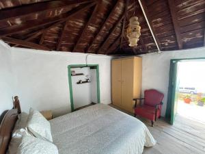 una camera con letto e sedia rossa di Casa Las Indias a Las Indias