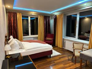 ein Schlafzimmer mit einem Bett und ein Zimmer mit Fenstern in der Unterkunft Gasthaus AFINA in Süsel