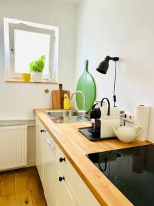 una cucina con bancone, lavandino e lampada di Stylisches Haus mit Garten in zentraler Lage a Wuppertal