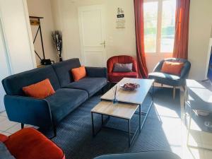 sala de estar con sofá azul y 2 sillas en Havre de paix spa proche Amboise & châteaux de la Loire, en Noizay