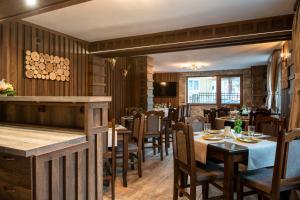 A restaurant or other place to eat at Beluga Guest House