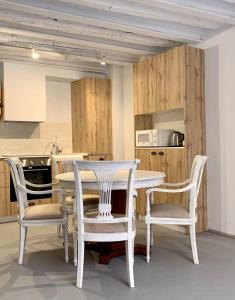 a kitchen with a table and chairs in a kitchen at Cal Torrentó Apartaments in Balaguer