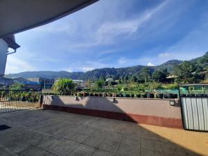 einen Balkon mit Bergblick in der Unterkunft Thuvaraga Inn in Nuwara Eliya
