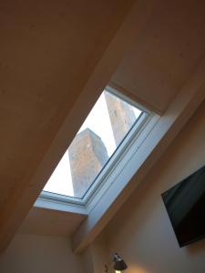 ein Dachfenster in der Zimmerdecke in der Unterkunft Acquaderni Rooms in Bologna