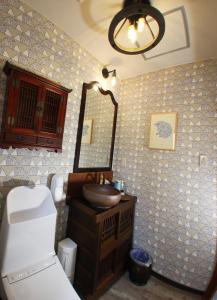uma casa de banho com um lavatório e um espelho em Gableview Forest Inn ゲーブルビュー em Nikko