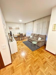 A seating area at Apartamento Oviedo Parque del Oeste