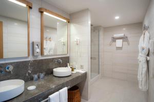ein Bad mit einem Waschbecken und einer Dusche in der Unterkunft Grand Hotel Ontur Cesme in Cesme