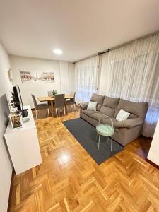 A seating area at Apartamento Oviedo Parque del Oeste