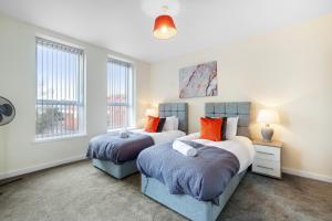 - 2 lits dans une chambre avec 2 fenêtres dans l'établissement SPECIAL OFFER!! Wednesbury, 1& 2 Bedroom Apartments with Private Parking by 12Stay, à Wednesbury