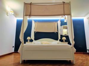 A bed or beds in a room at La Casa di Ilde al Duomo - Ortigia Holidays