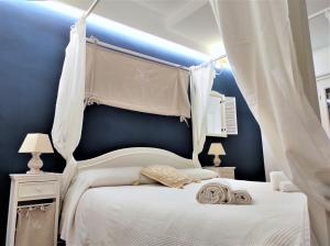 A bed or beds in a room at La Casa di Ilde al Duomo - Ortigia Holidays
