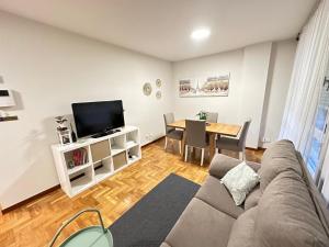 A television and/or entertainment centre at Apartamento Oviedo Parque del Oeste